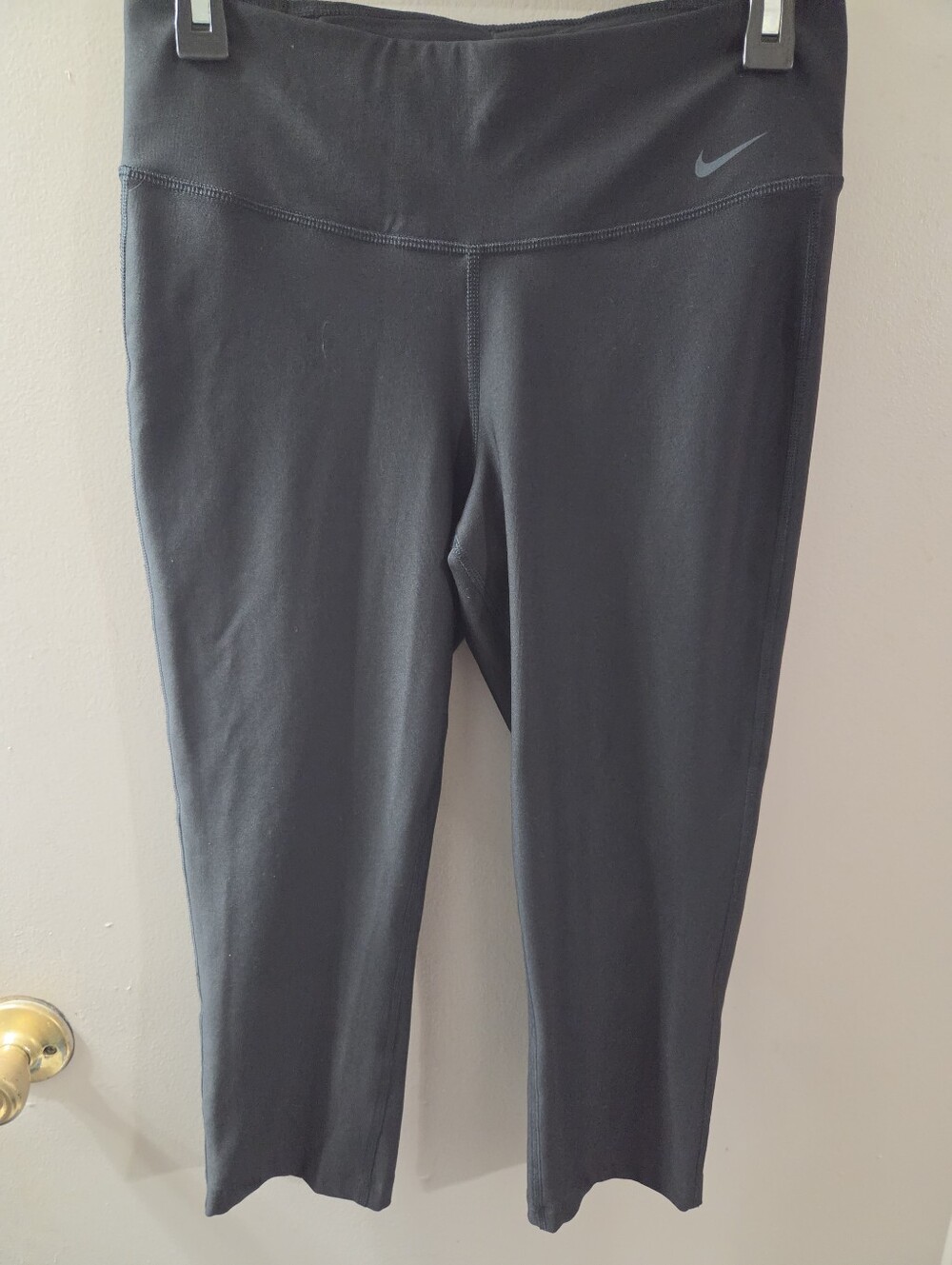 Nike Dri Fit Black Capri Performance Leggings Eith Gray Logo. Sz M
